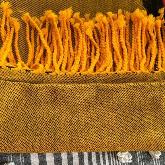 Shawl/ poncho/ Cape style, tassel style at the bottom. Fall colors lightweight - Picture 5 of 6